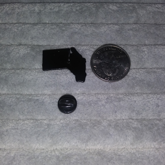 ♻️RELISTED♻️ Anxiety Skeleton hand mail enamel pin - Picture 2 of 3